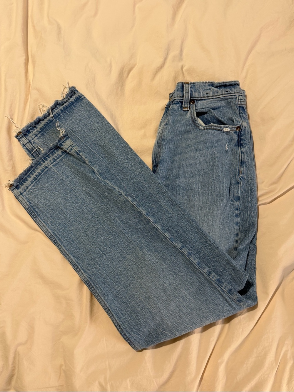 Abercrombie & Fitch The ‘90s Straight Ultra High Rise Distressed Hem - Blue - 27